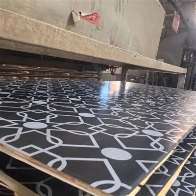 Must kilekattega vineer